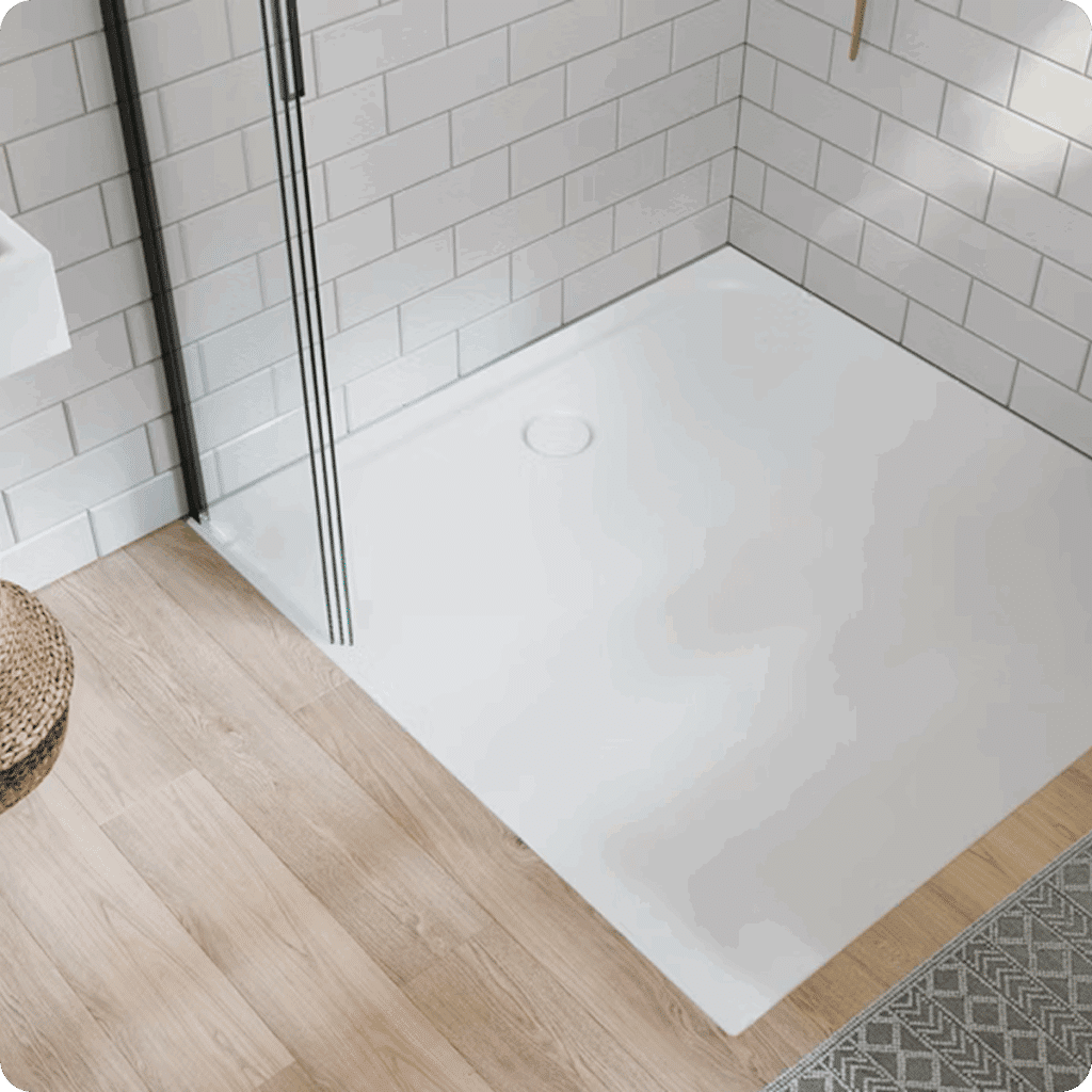 Barrierefreie Dusche mit rutschhemmenden Fliesen und Haltegriffen für mehr Sicherheit im Bad.