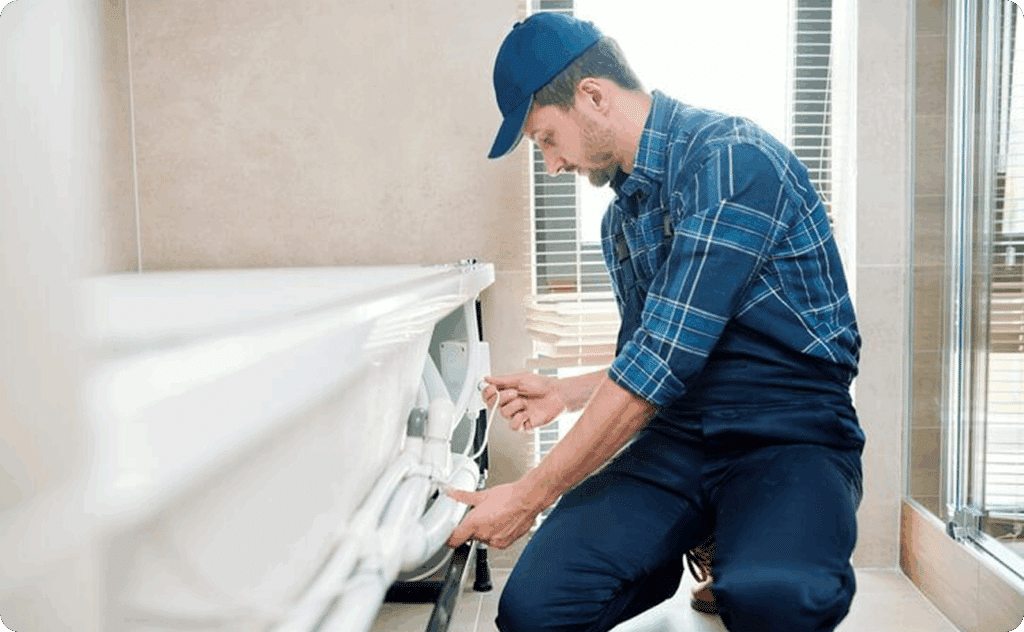 Handwerker bei der Installation einer barrierefreien Dusche und begehbaren Badewanne mit Tür für ein barrierefreies Bad.