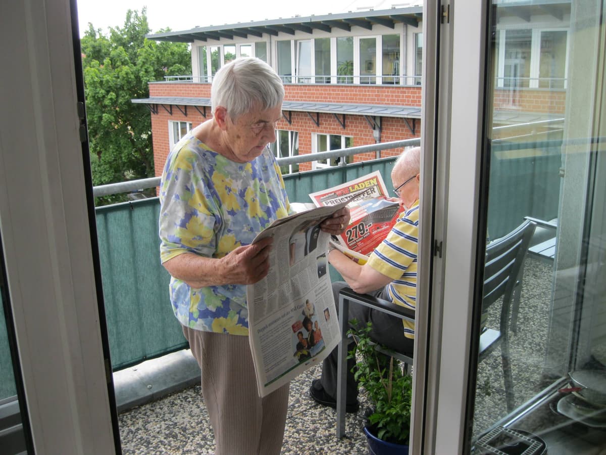 Familie bespricht Vermögensschutz und Pflegevorsorge