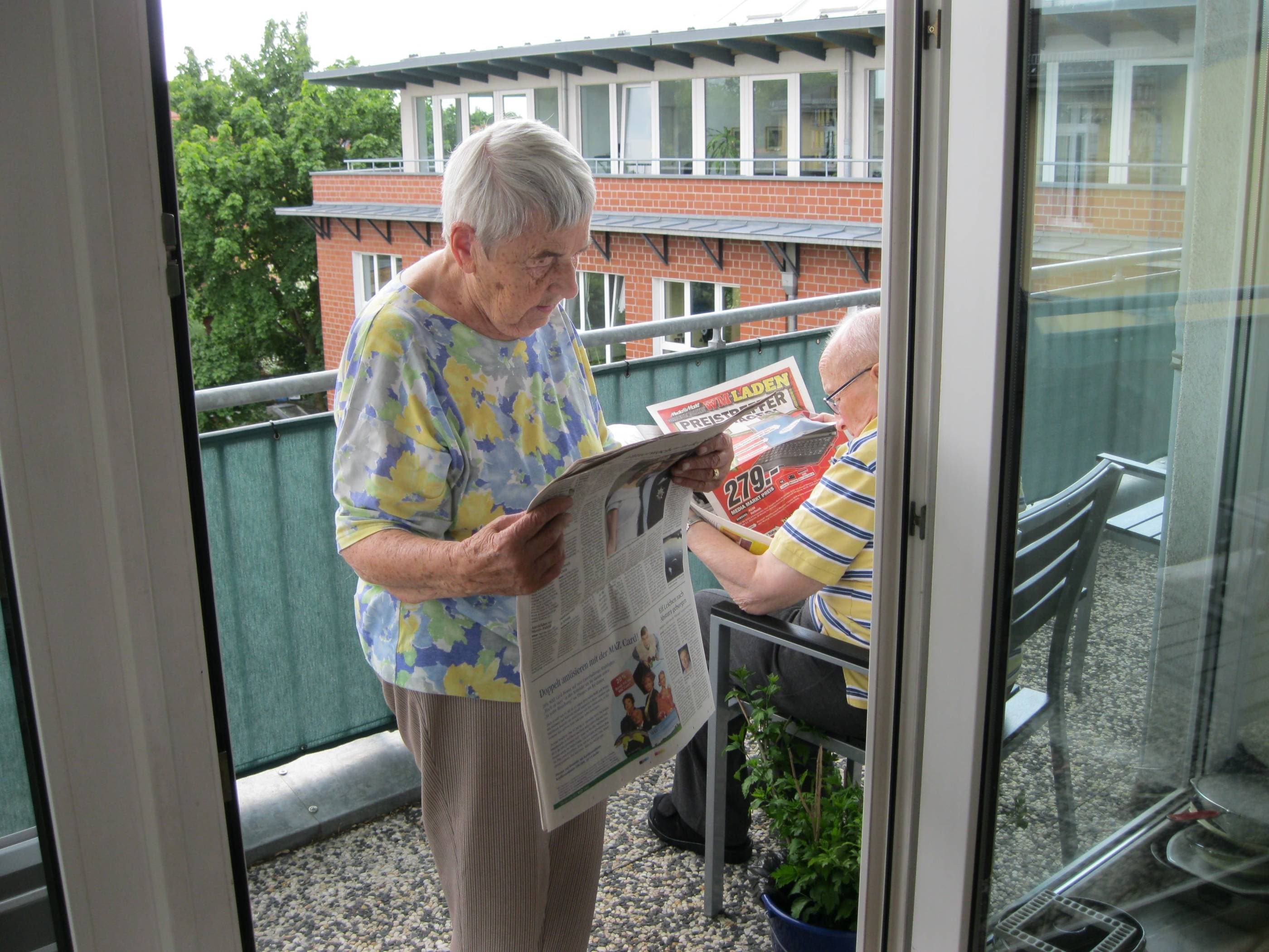 Familie bespricht Vermögensschutz und Pflegevorsorge