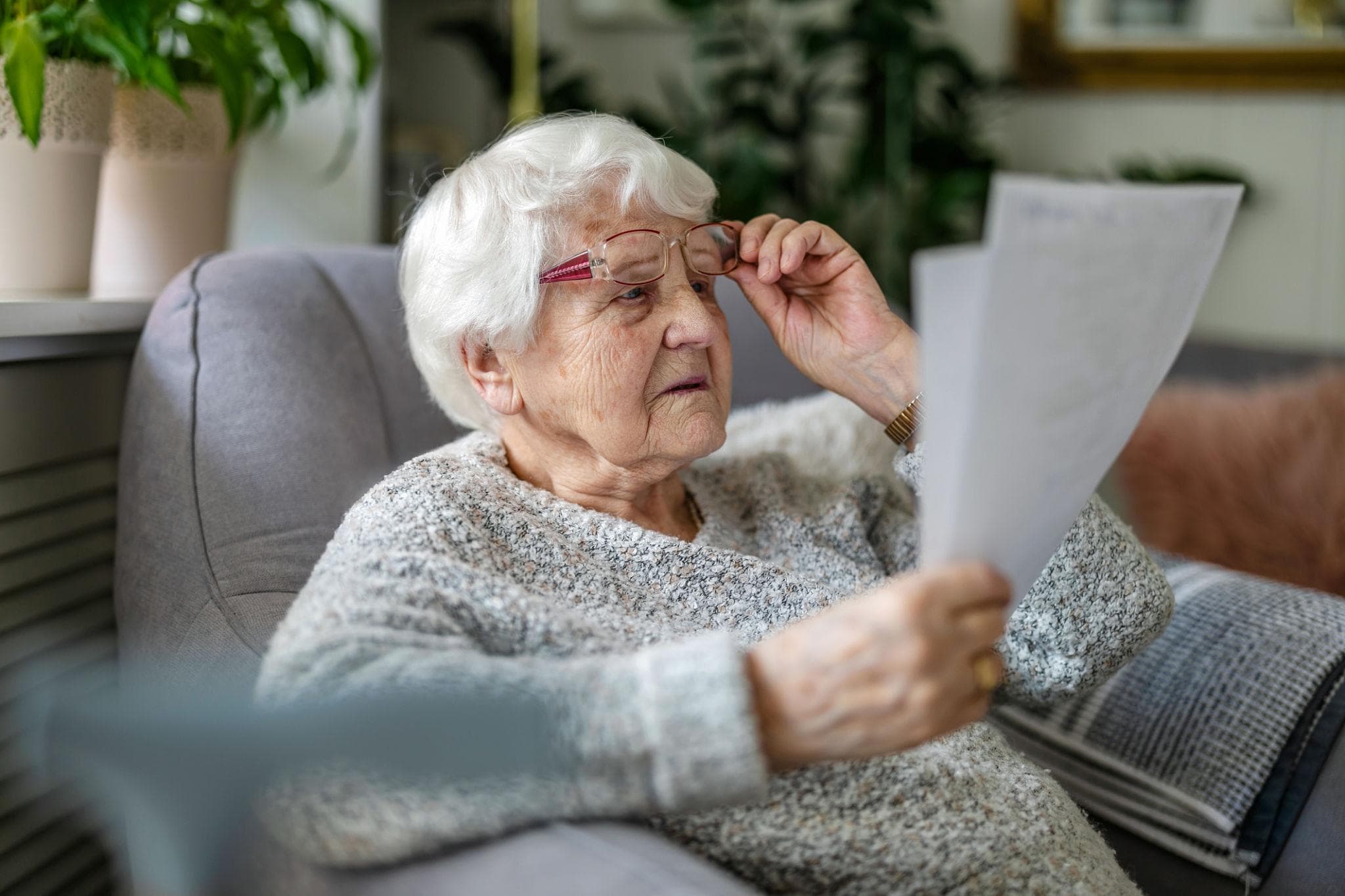 Angehörige und ältere Person im Gespräch über Heimkosten und Pflege