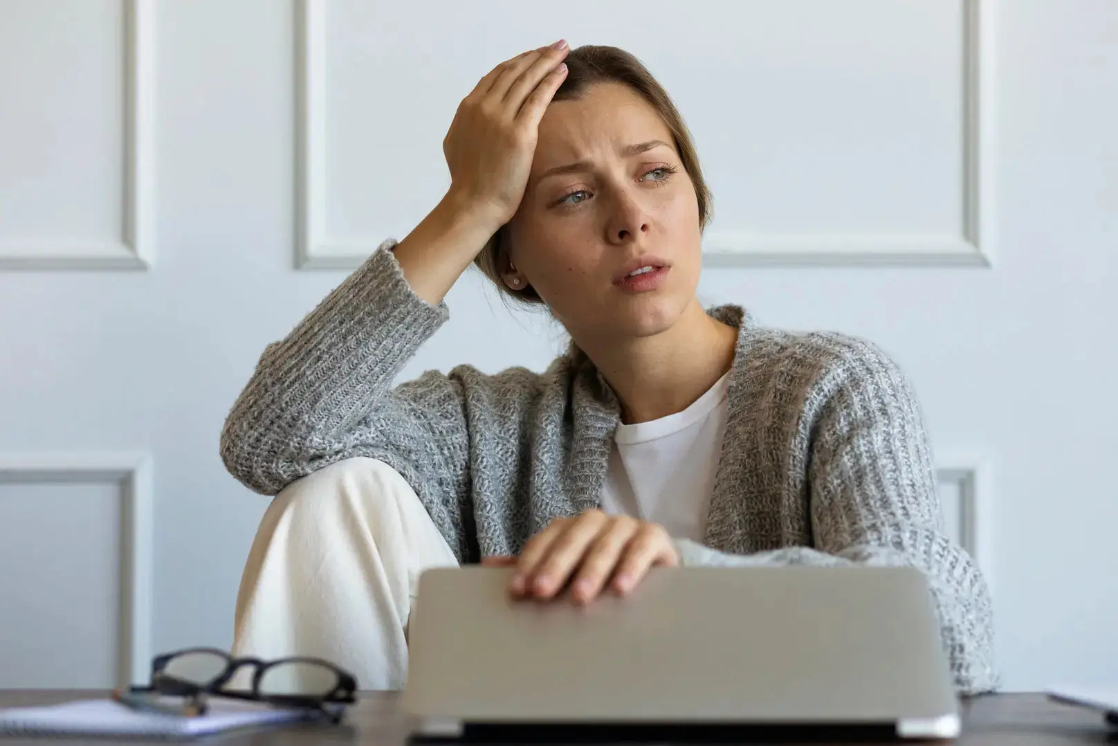 Berufstätige Frau am Laptop – Symbol für pflegende Angehörige, die Beruf und Pflege vereinbaren müssen