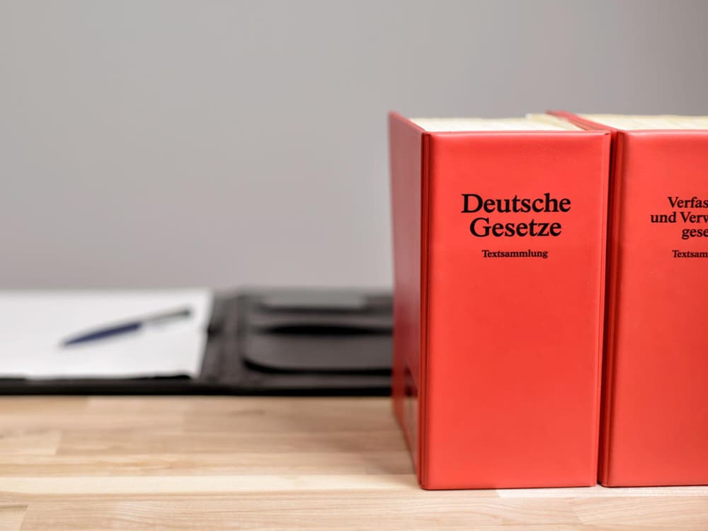 Rechtsanwalt prüft Bescheid zur Pflegegrad-Einstufung