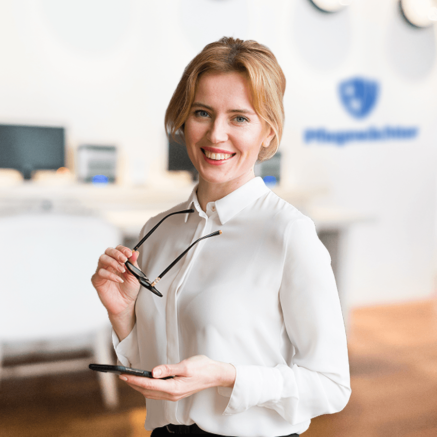 Eine Beraterin von Pflegewächter hält ein Smartphone und lächelt in die Kamera.