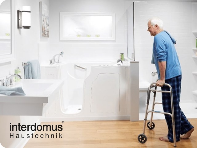 Älterer Mann mit Rollator in einem barrierefreien Badezimmer