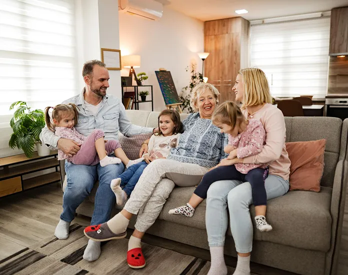 Familie gemeinsam im Wohnzimmer