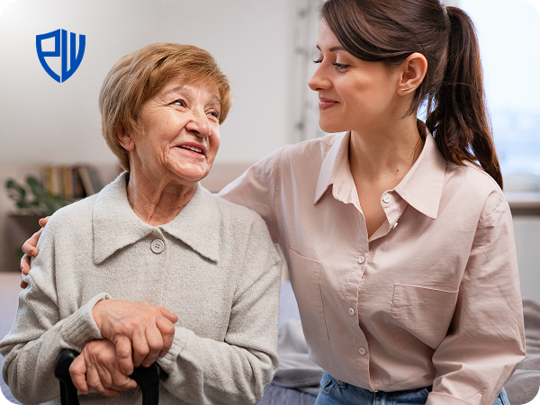 Pflegerin mit einer Seniorin